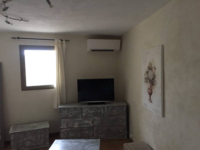 Technicien Lunapac installant une climatisation réversible Daikin dans une maison familiale à Avignon