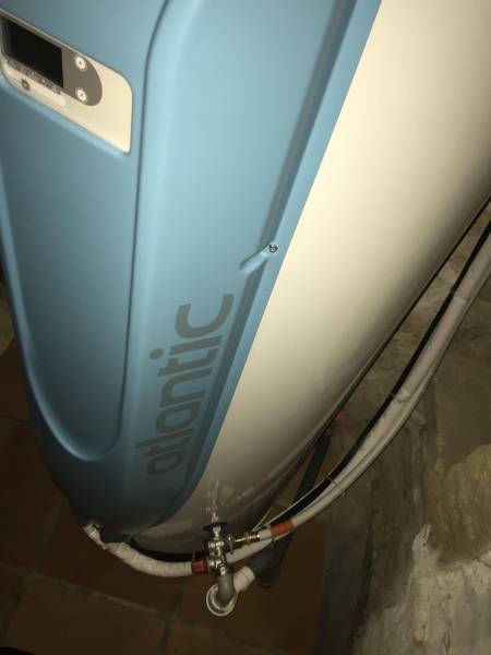 Ballon thermodynamique compact dans un studio à Saint-Paul-Trois-Châteaux