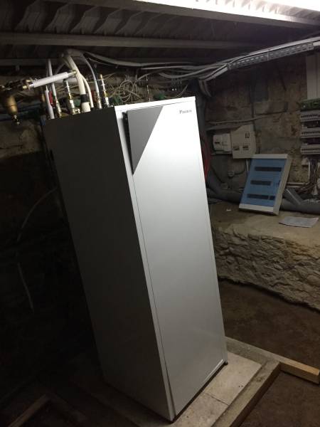 Ballon thermodynamique design dans une villa moderne à Entraigues