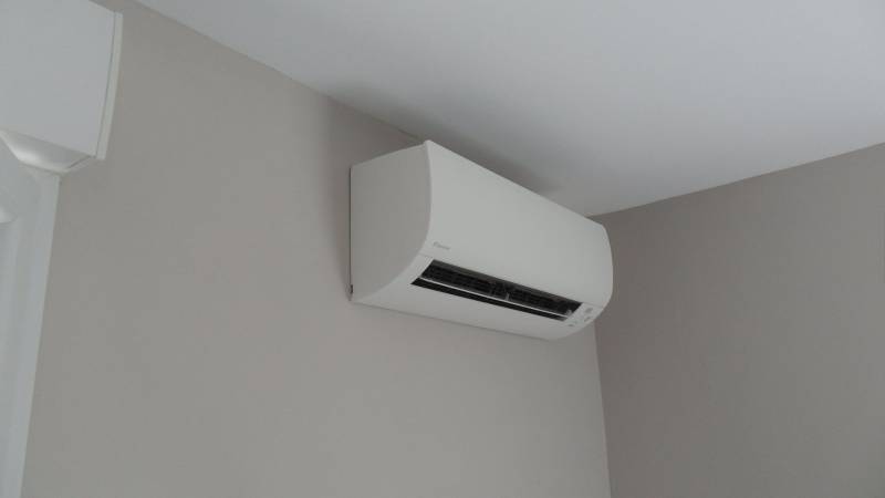 Unité gainable Atlantic intégrée dans un plafond rénové à Carpentras, vue technique détaillée