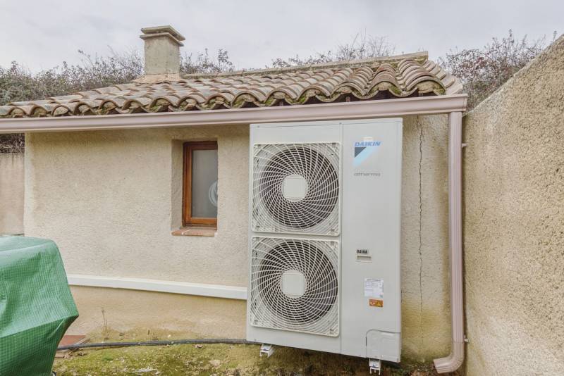 Grille de soufflage intégrée dans une maison rénovée à Dieulefit