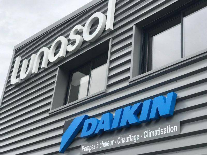 Unité murale discrète dans une chambre d’enfant à Nyons