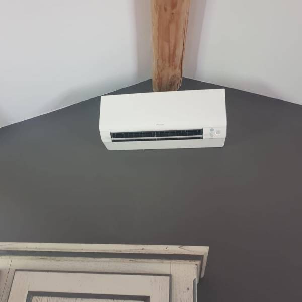 Installation d’une unité murale Daikin dans un logement rénové à Carpentras