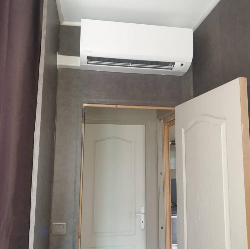 Vue d’ensemble d’un salon équipé d’une climatisation réversible Atlantic à Vaison-la-Romaine