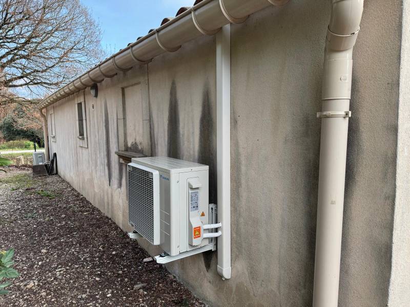 Installation d'une pompe à chaleur air/air DAIKIN sur la commune de LA GARDE ADHEMAR proche de Montélimar.