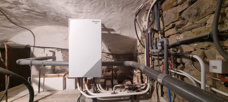Installation de pompe à chaleur DAIKIN à Châteauneuf-de-Bordette proche de Nyons par Lunasol.