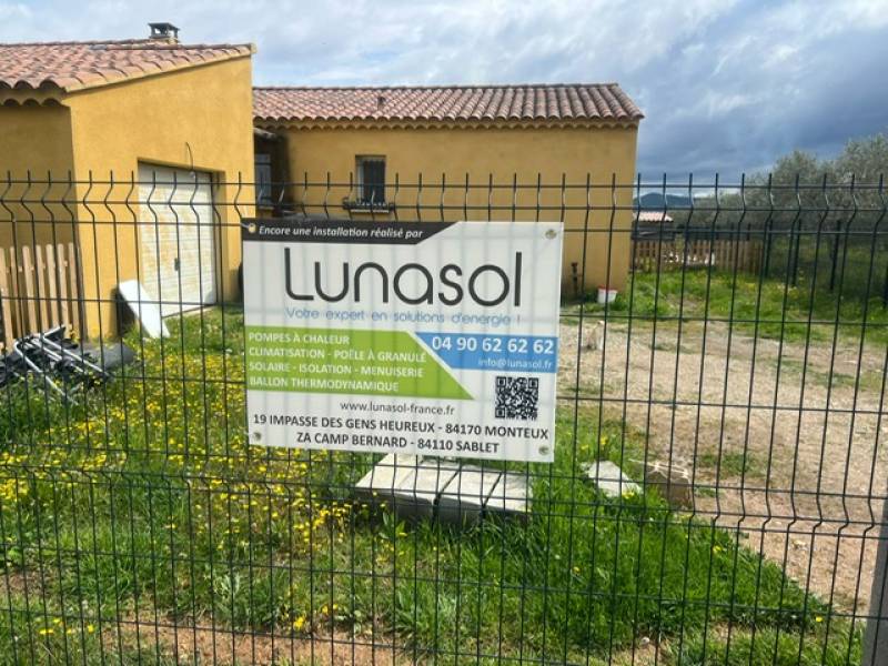 Technicien Lunapac intervenant sur une pompe à chaleur Daikin à Avignon, pour un dépannage économique et durable au service des familles