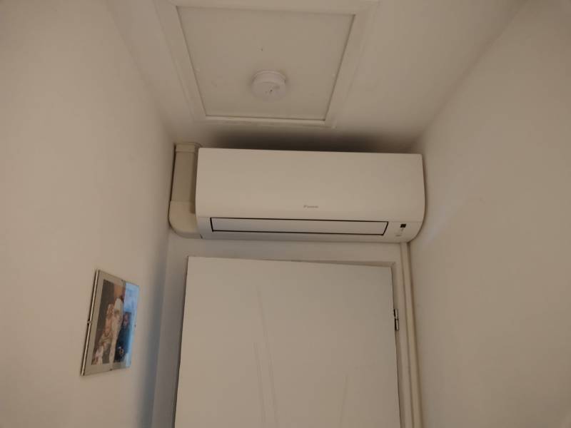 Pose d’une climatisation murale réversible Daikin Sensira 3.5 kW dans une maison à Vaison-la-Romaine.