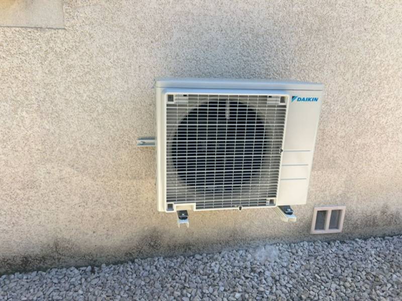 Installation climatisation Daikin Inverter réversible 3,5 kW et 4,2 kW à Monteux (84170)