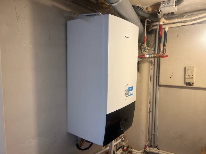 Installation d’un ballon thermodynamique Daikin par un technicien Lunapac dans une maison rénovée à Orange.