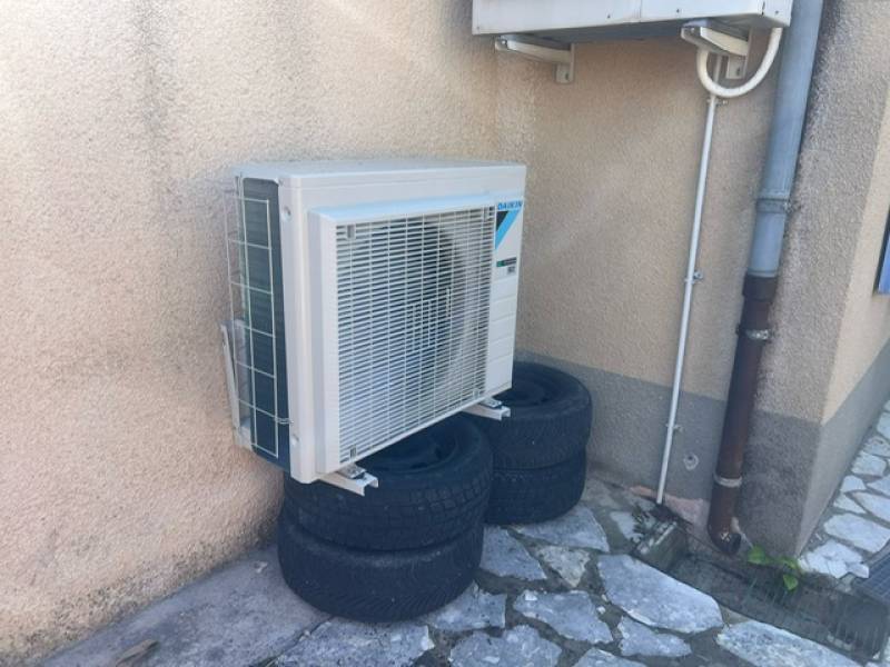 Installation pompe à chaleur air/eau 8 kW chauffage seul sur radiateurs alu à Nyons (26110)