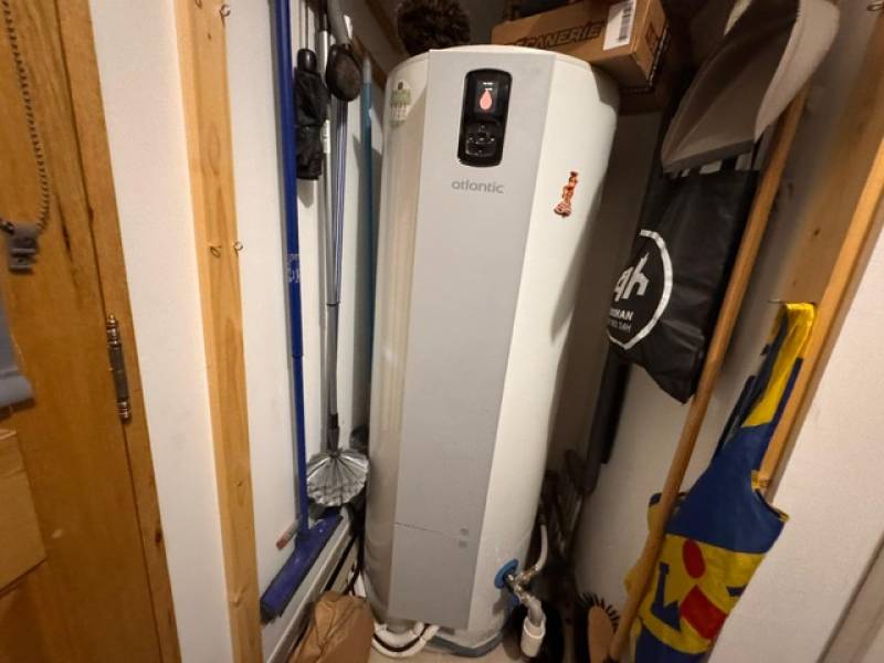 Installation discrète d’un ballon thermodynamique design Daikin dans une maison neuve à Cavaillon.