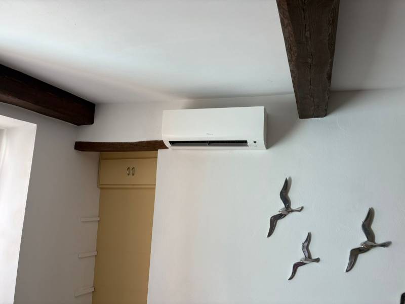 Climatisation murale installée dans un studio étudiant à Avignon