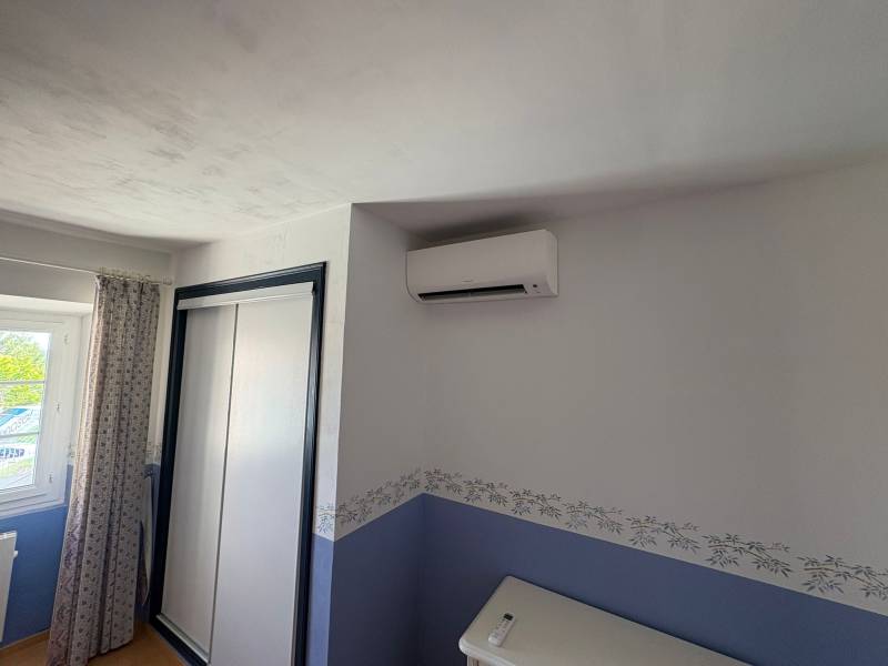 Grille discrète de soufflage reliée à une climatisation gainable à Valréas