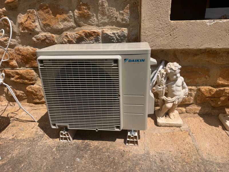 Installation climatisation Daikin 3500W modèle silencieux pour maison à Jonquières