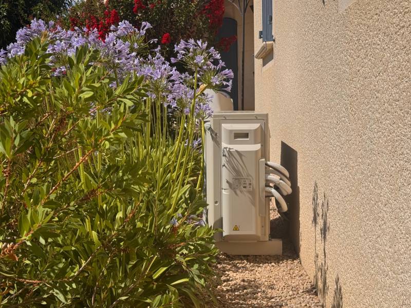 Installation climatisation réversible Daikin tri-split dans une maison de village à Roaix