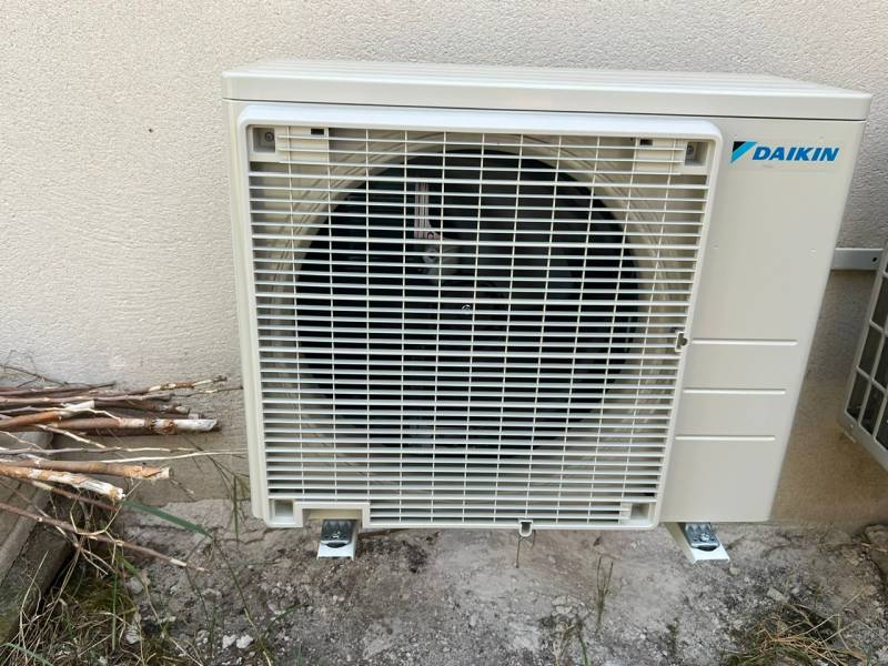 Installation d'une climatisation Daikin 3,5 kW pour couloirs à Monteux