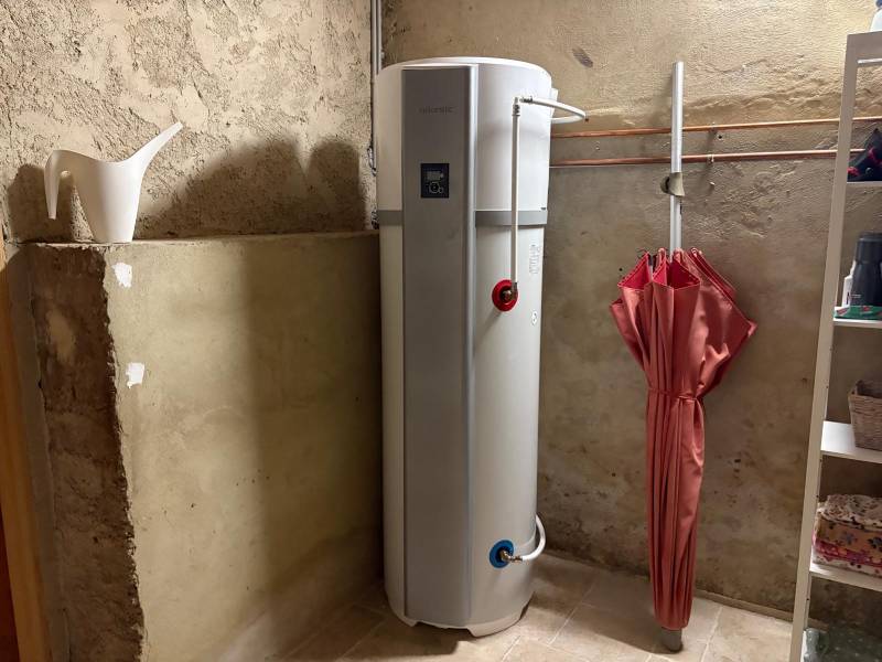 Ballon thermodynamique Atlantic installé par Lunapac à Vaison-la-Romaine, en remplacement d’un cumulus électrique pour une production d’eau chaude économique et durable