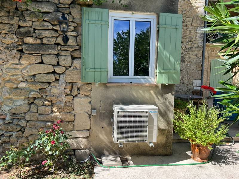 Installation d'une climatisation réversible Daikin pour résidence principale à Sainte-Cécile-les-Vignes