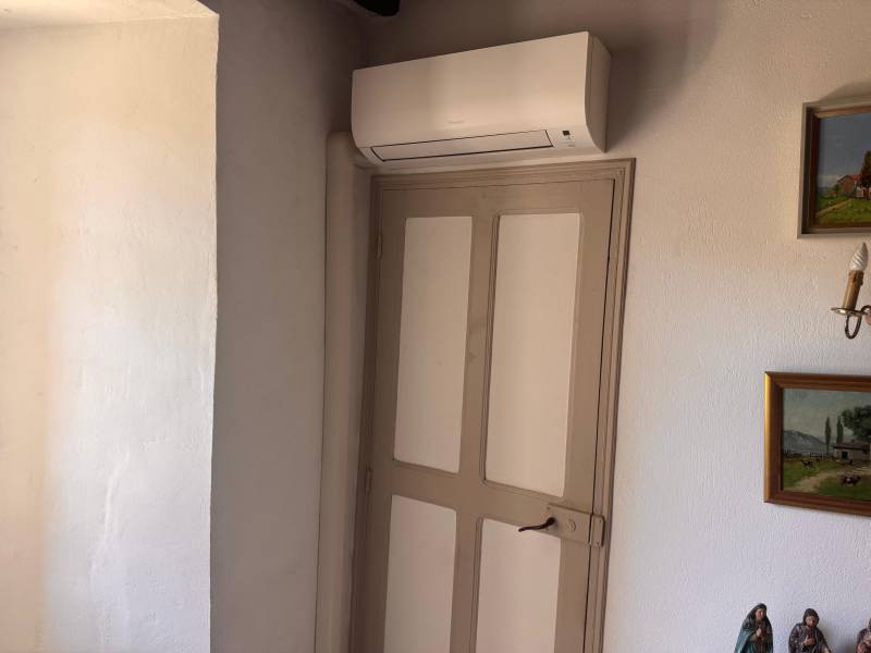 Installation climatisation Daikin 3500W modèle silencieux pour maison à Jonquières