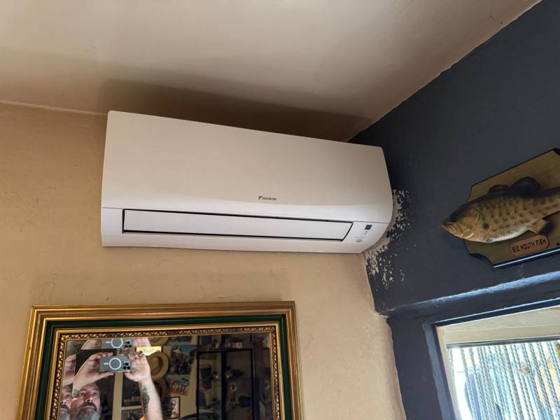 Pose de deux unités murales Daikin Sensira à L’Isle-sur-la-Sorgue par Lunapac, pour climatiser une chambre et un séjour avec confort et discrétion