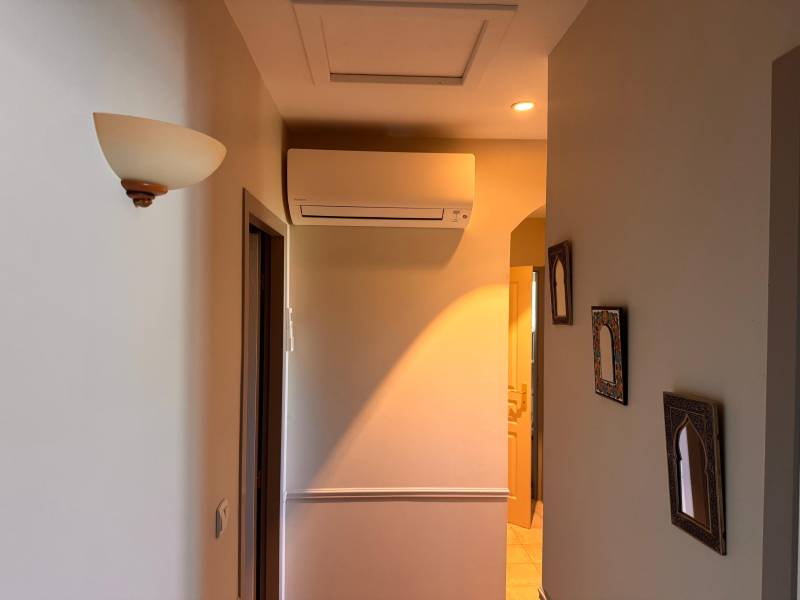 Pose d’une climatisation réversible tri-split Daikin à Roaix par Lunapac, solution adaptée aux maisons de village pour un confort thermique toute l’année 