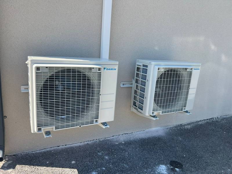 Climatisation murale Daikin 2,5 kW installée dans une chambre à Sainte-Cécile-les-Vignes par Lunapac, spécialiste confort thermique