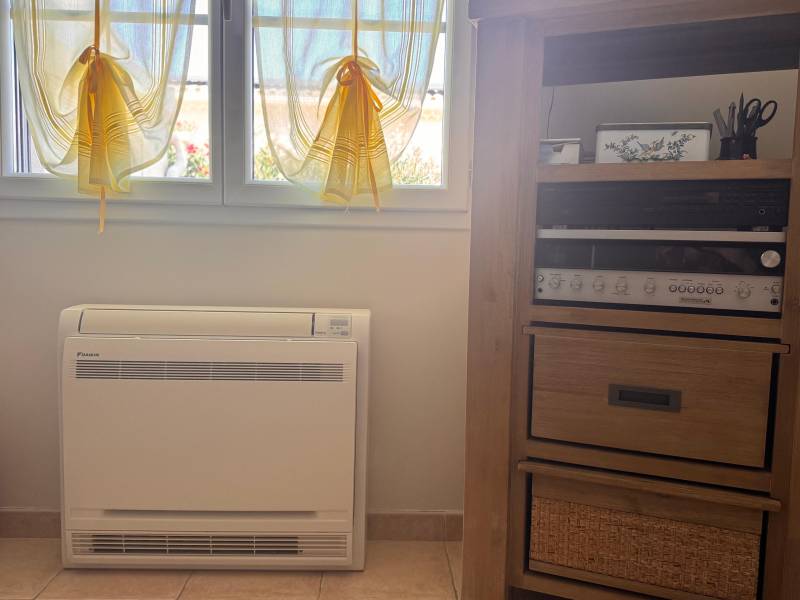Installation climatisation réversible Daikin tri-split dans une maison de village à Roaix