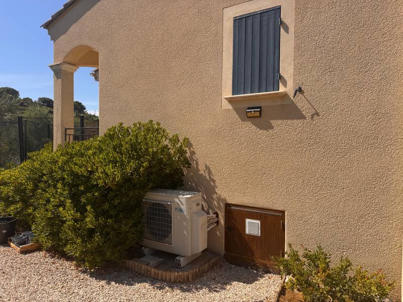 Installation climatisation réversible Daikin tri-split dans une maison de village à Roaix