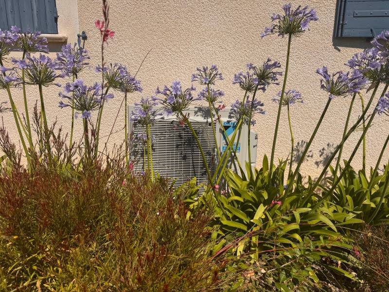 Installation climatisation réversible Daikin tri-split dans une maison de village à Roaix
