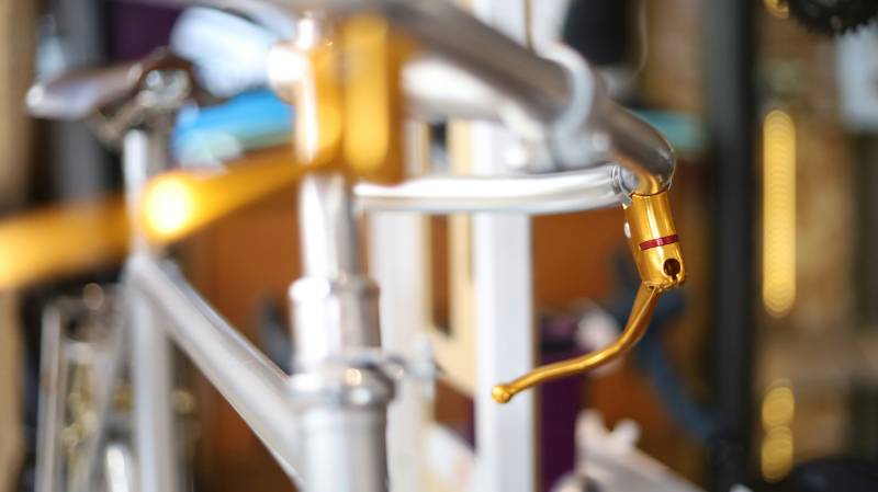 Nettoyage des filtres d’un climatiseur dans une maison drômoise.